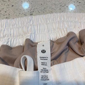 Hotty Hot High-Rise Lined Shorts 2.5"